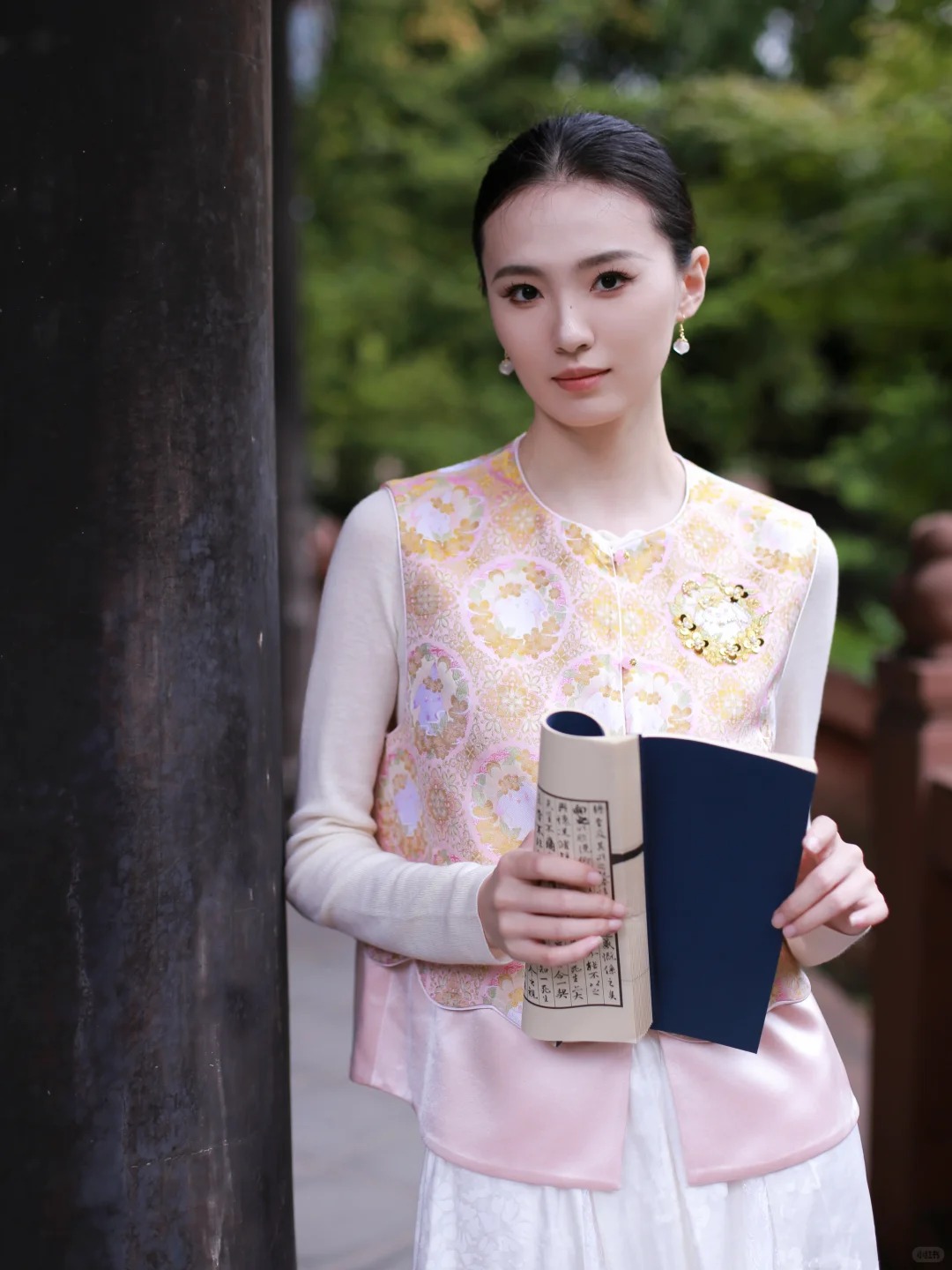 飒飒秋雨中，浅浅石溜泻